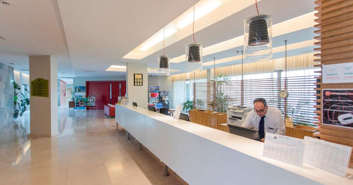 Een foto van het interieur van Alfagar Aparthotel
