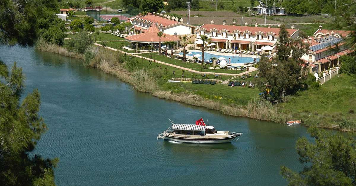 Een foto van de buitenkant van Dalyan Resort Hotel