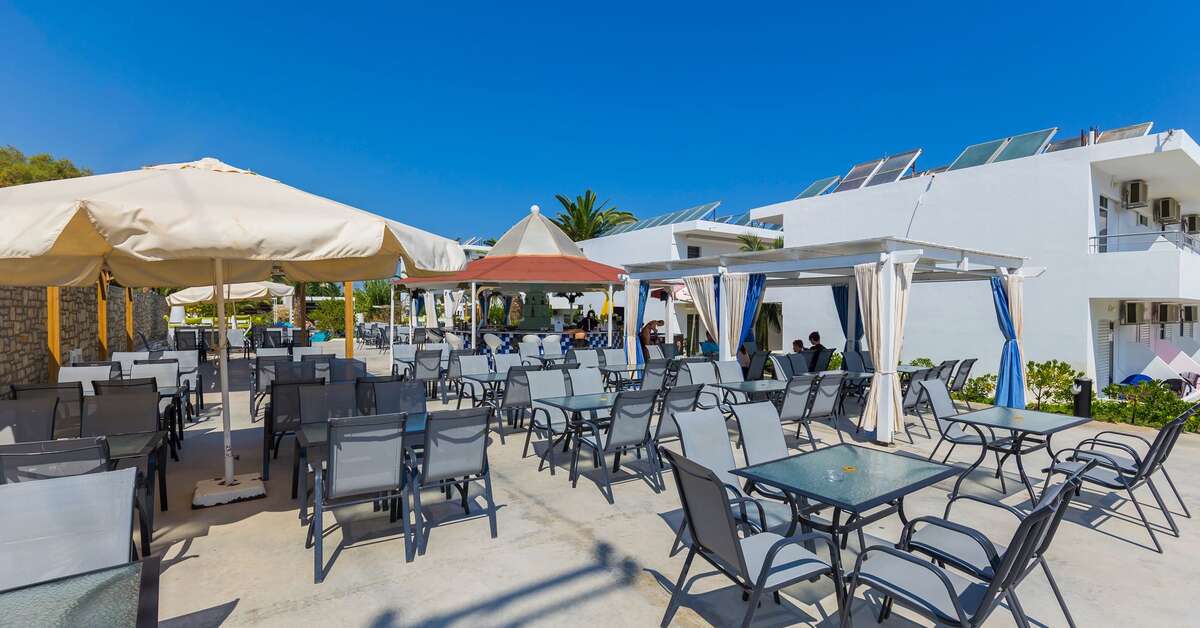 Een foto van het terras bij Zeus Hotels Ydoria Resort