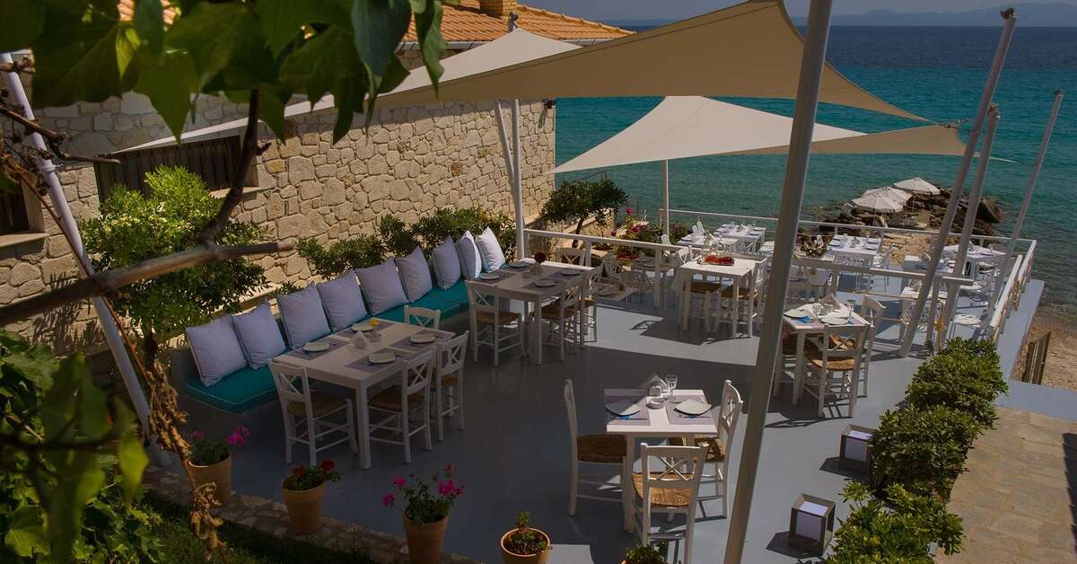 Een foto van het terras bij White Suites Resort
