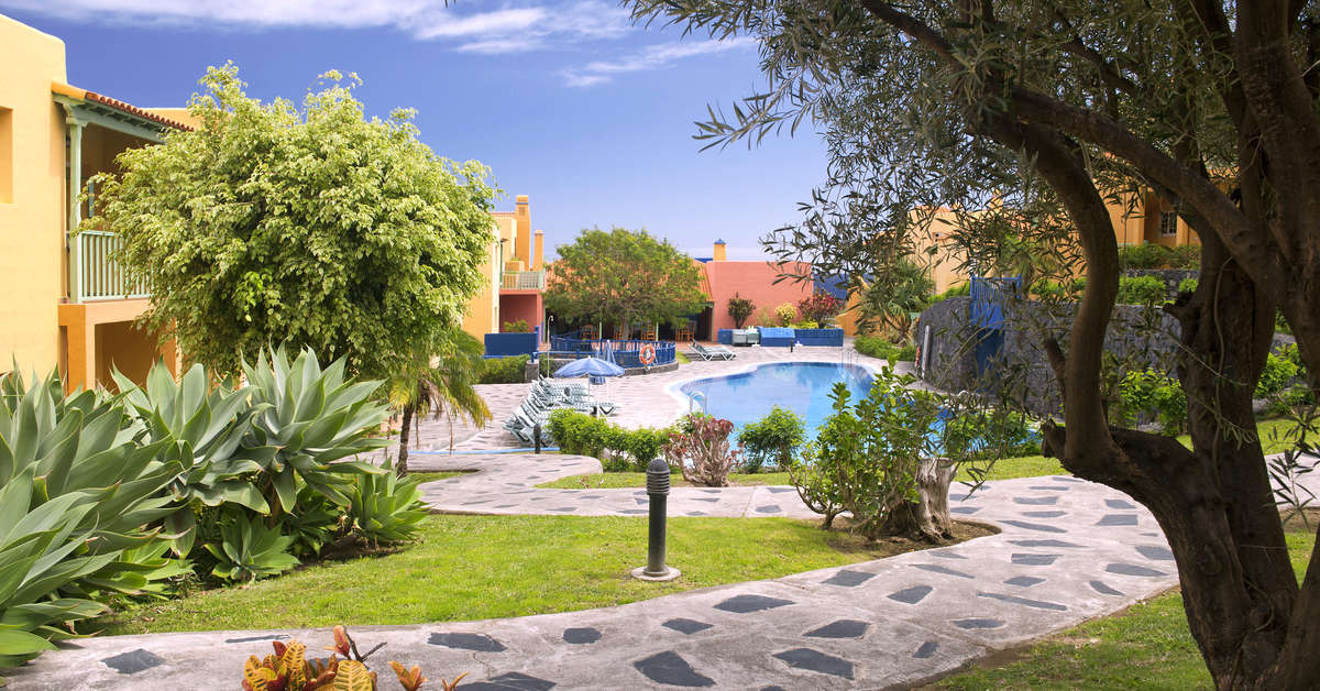 Een foto van het terras bij Appartementen La Caleta
