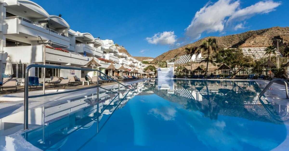 Een foto van het zwembad bij Portonovo Appartementen