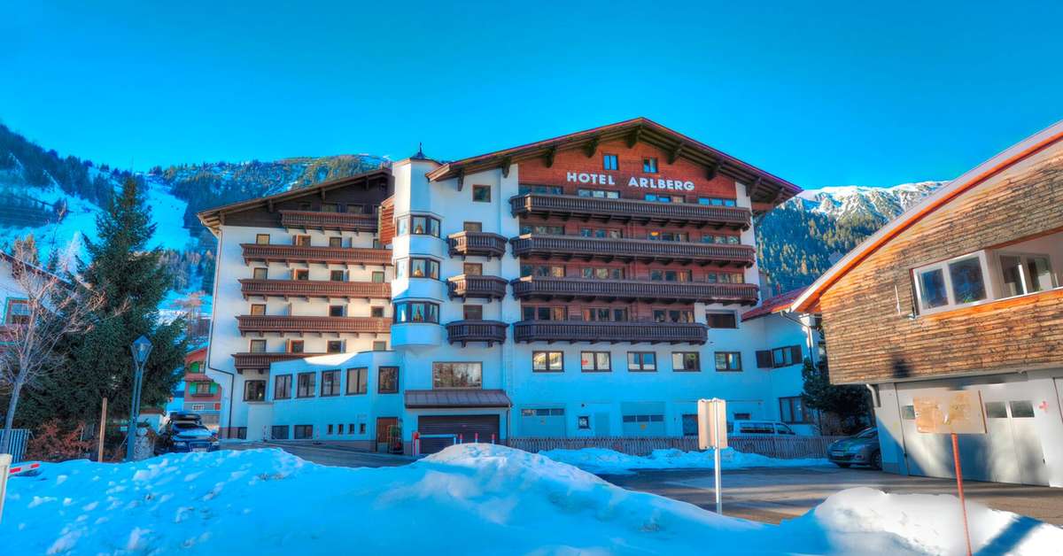Een foto van de buitenkant van Hotel Arlberg