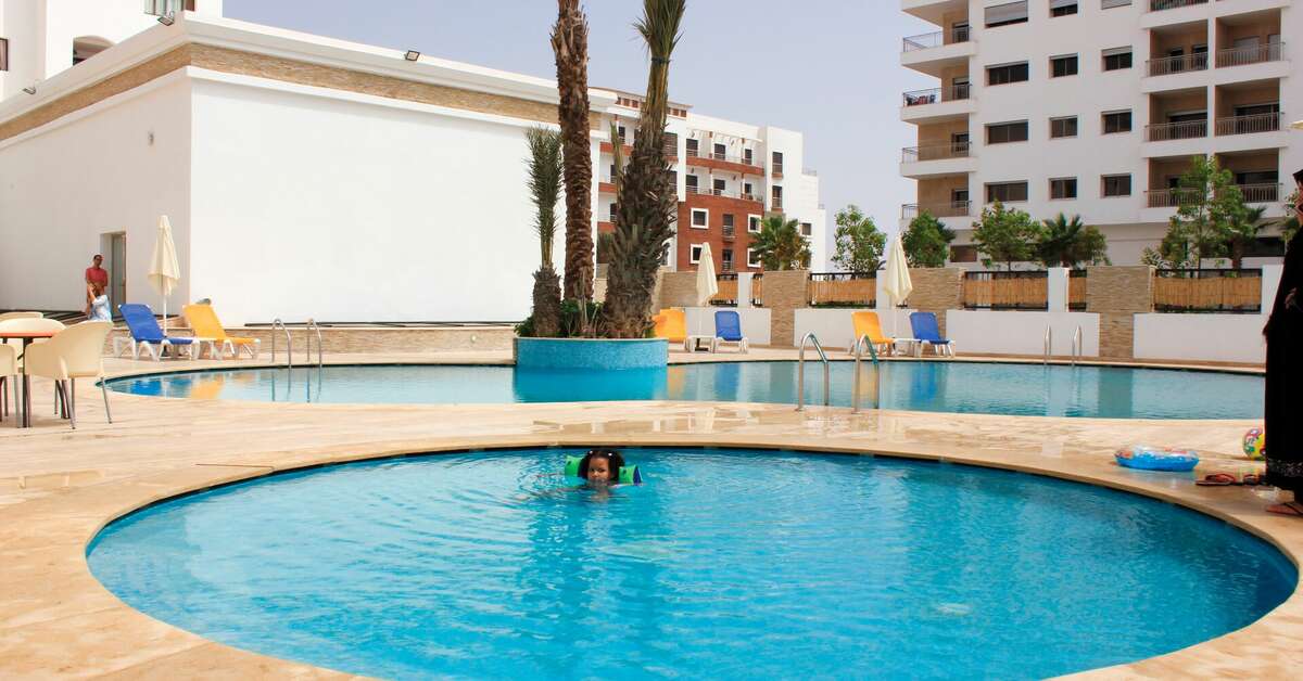 Een foto van het zwembad bij Atlantic Palm Beach Suites Aparthotel