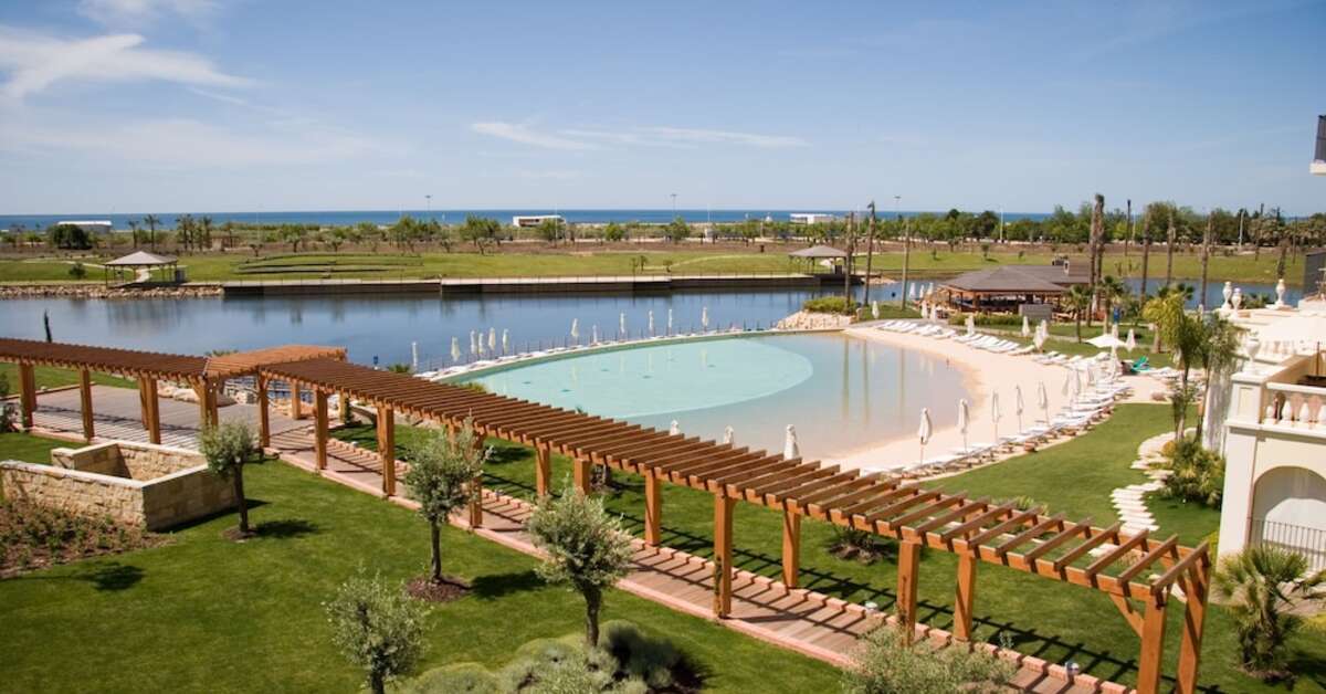 Een foto van het zwembad bij Domes Lake Resort