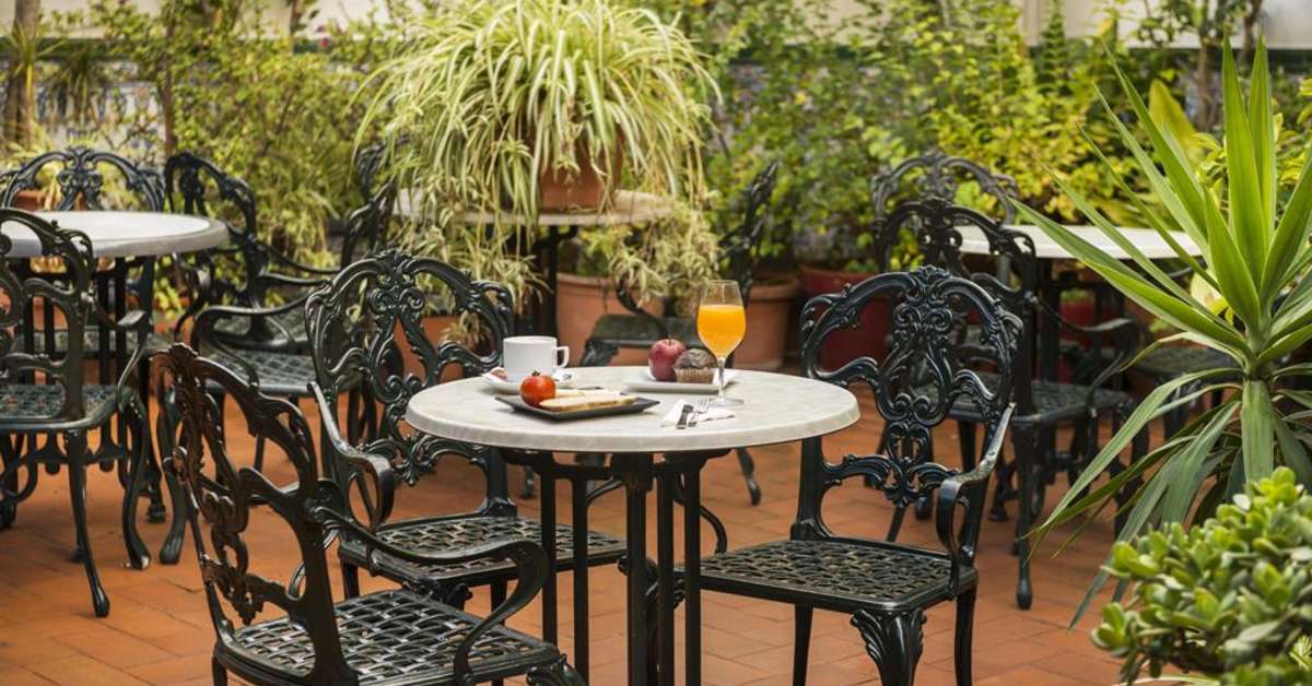 Een foto van het terras bij Meson Castilla Atiram