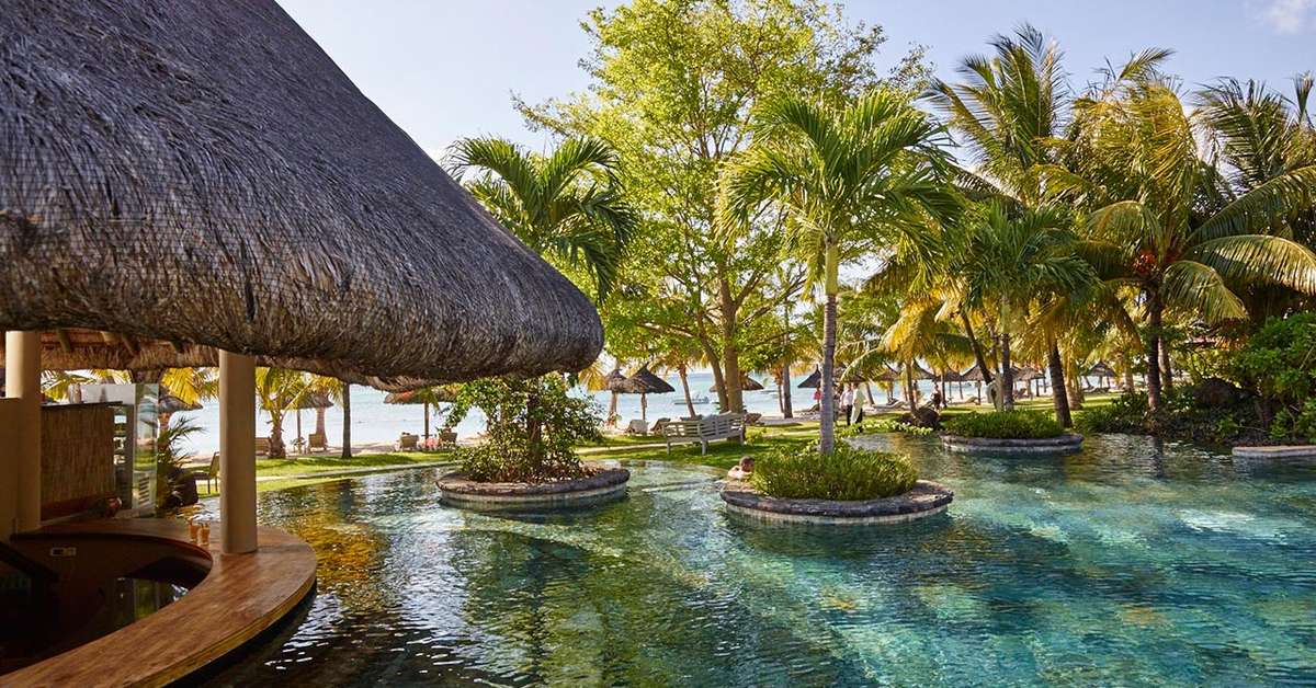 Een foto van het zwembad bij LUX Le Morne