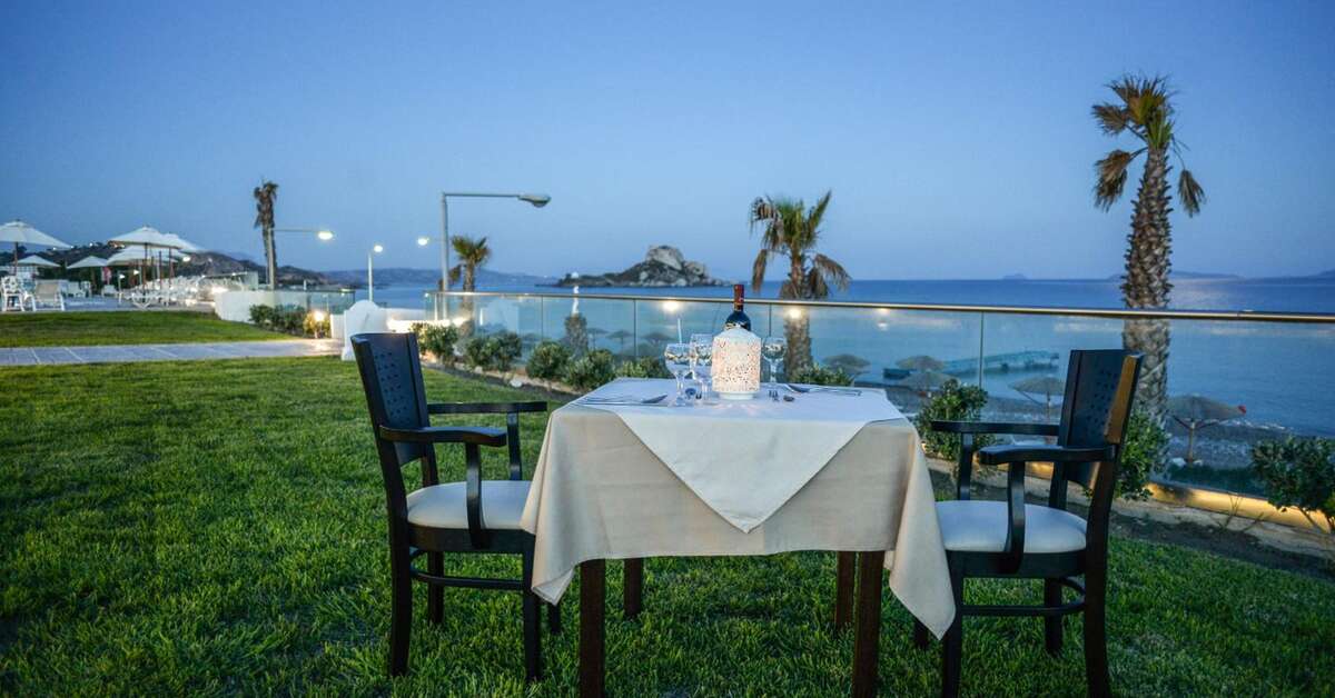 Een foto van het terras bij Royal Bay