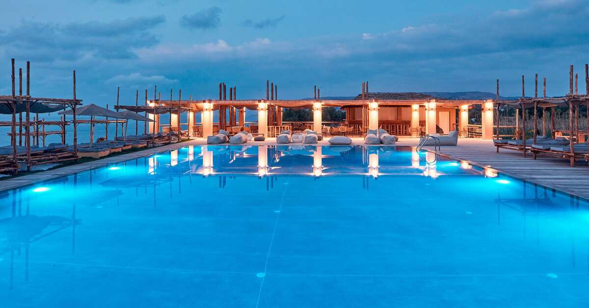 Een foto van het zwembad bij Kimpton La Mer Resort & Spa