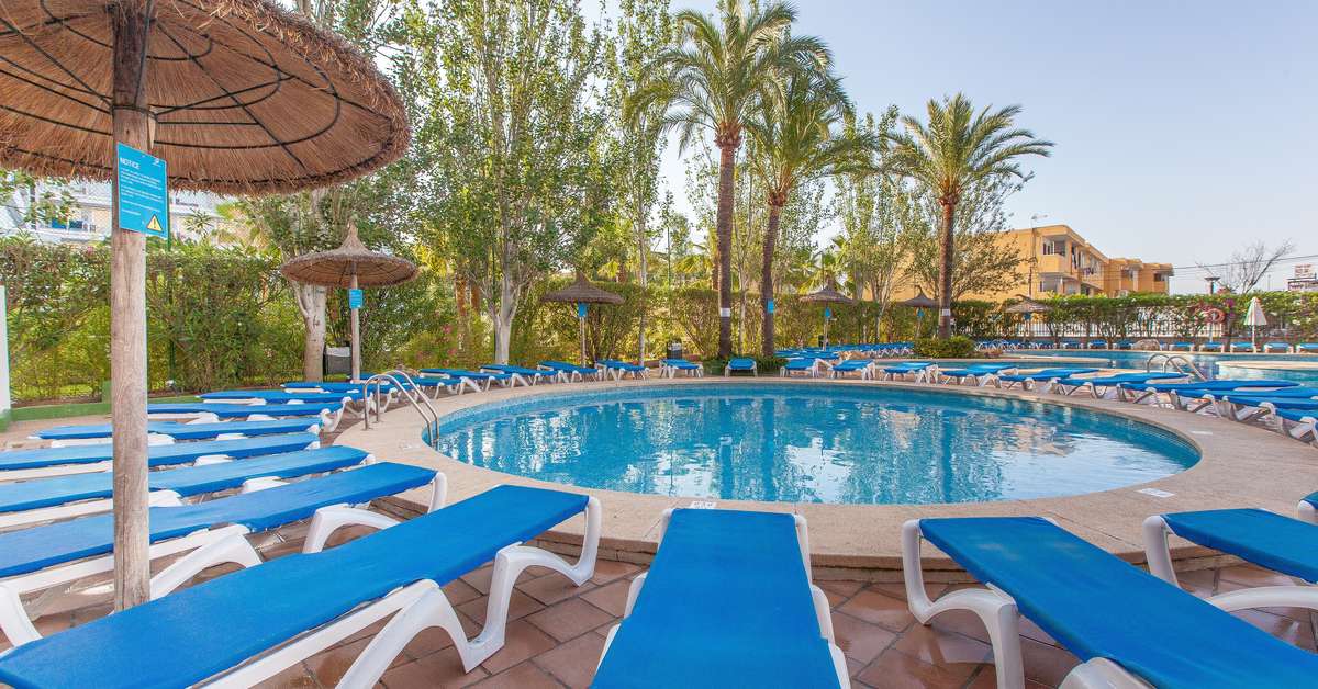 Een foto van het zwembad bij Sol De Alcudia Appartementen