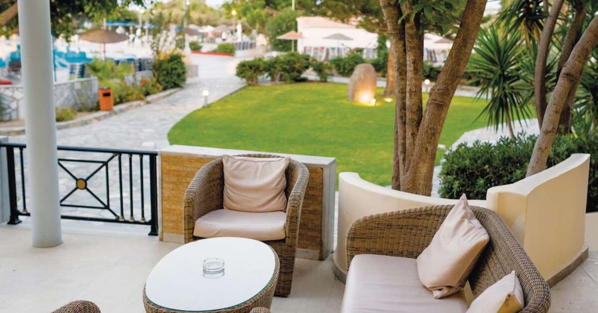 Een foto van het terras bij Atlantis Hotel
