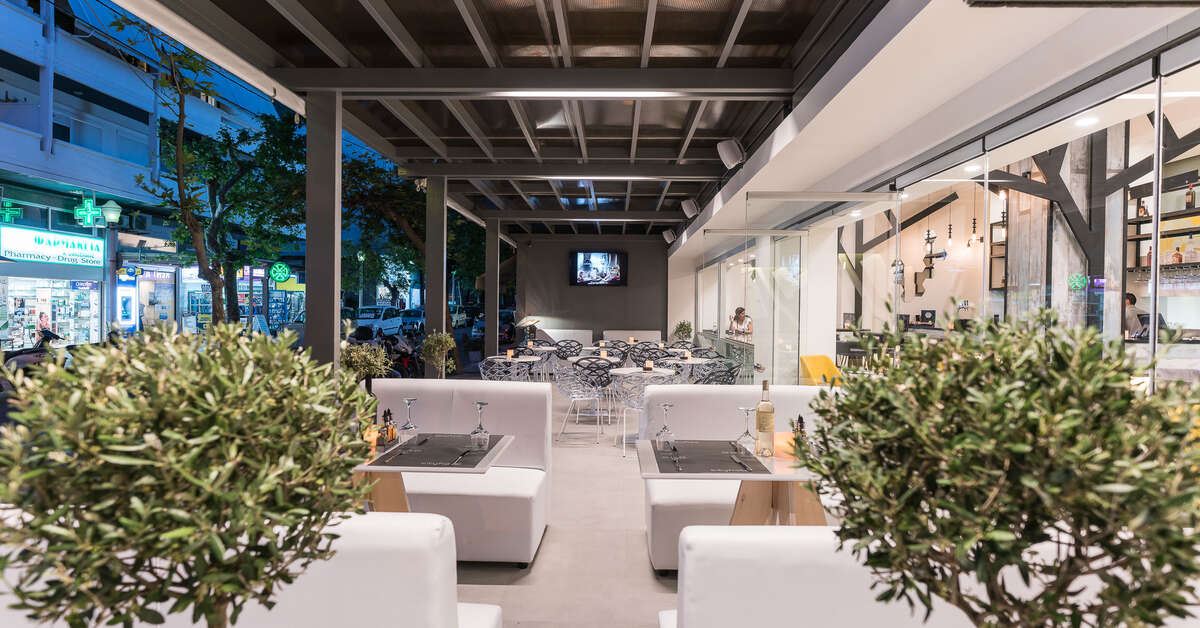 Een foto van het terras bij City Center Hotel