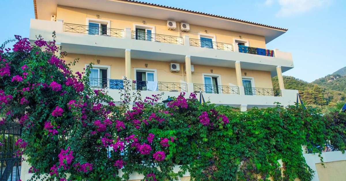Een foto van de buitenkant van Alonakia Hotel
