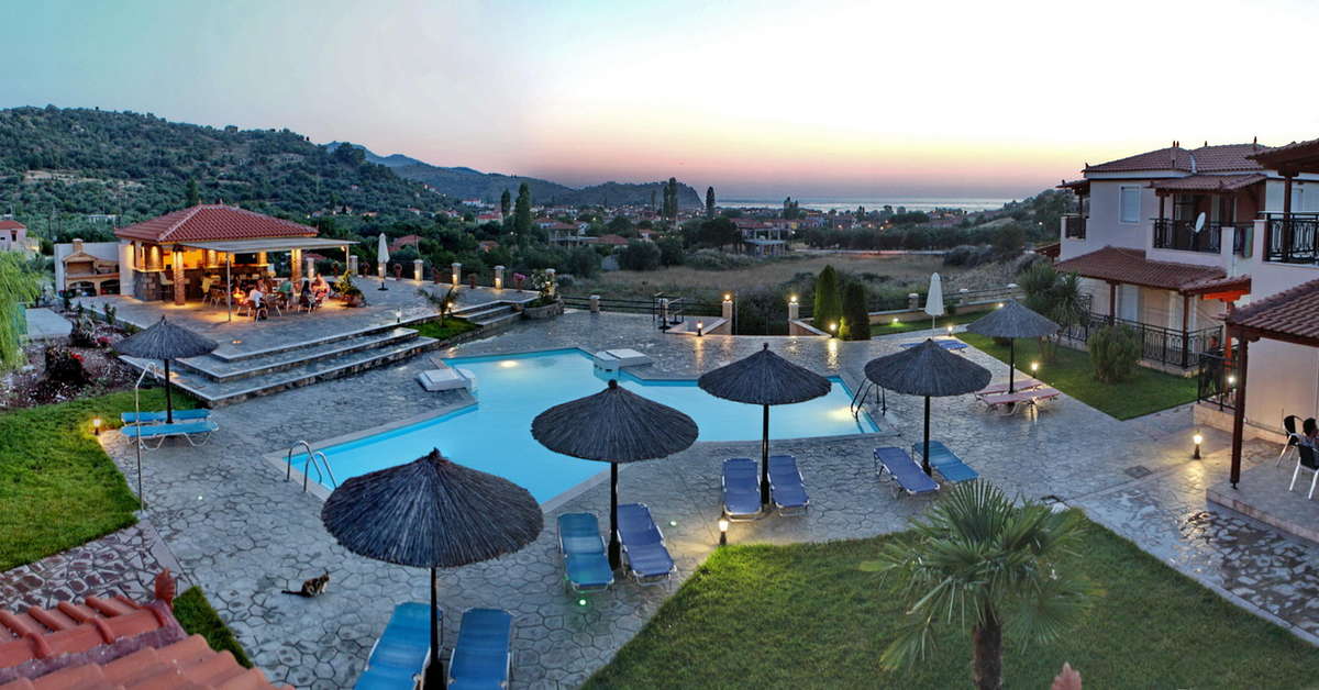 Een foto van het zwembad bij Yakinthos Garden