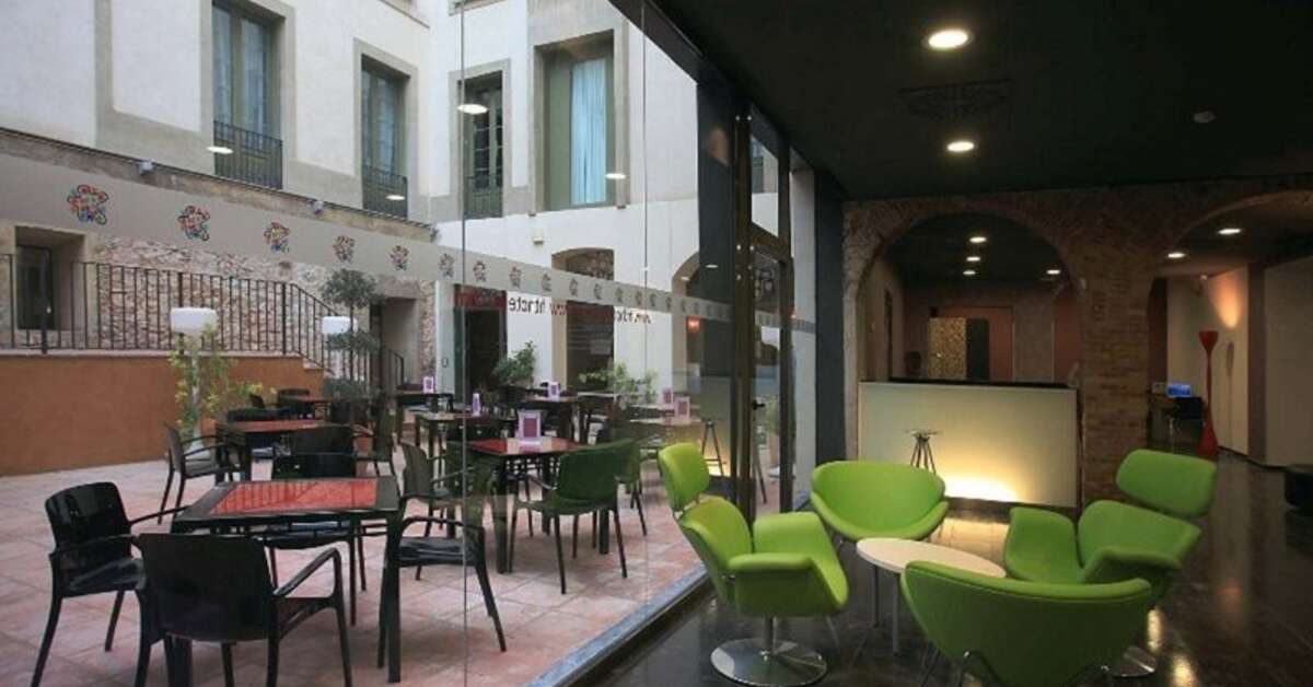 Een foto van het terras bij Petit Palace Boqueria Garden Hotel