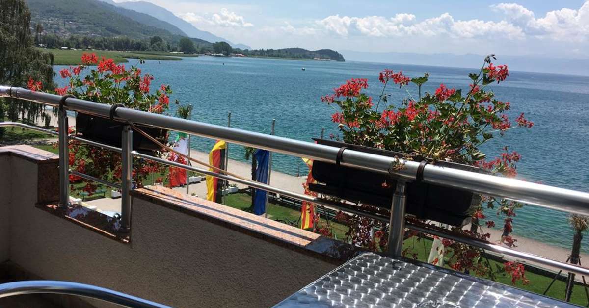 Een foto van het terras bij Villa Tino Pub