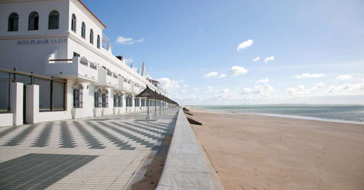 Een foto van de buitenkant van Hotel Playa de la Luz