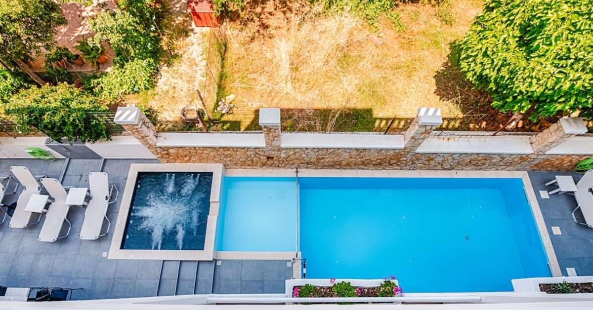 Ein Foto vom Pool im Hotel Alexis Chania
