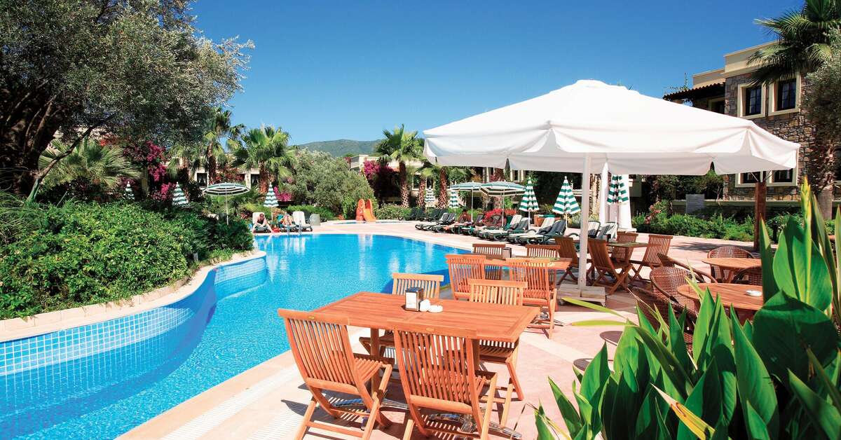 Ein Foto vom Pool im Hotel Zeytinada