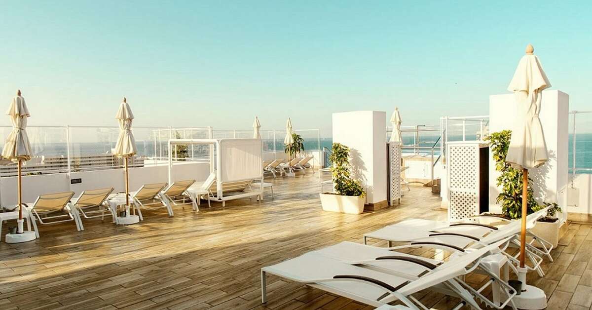 Een foto van het terras bij Hotel Coral Ocean View