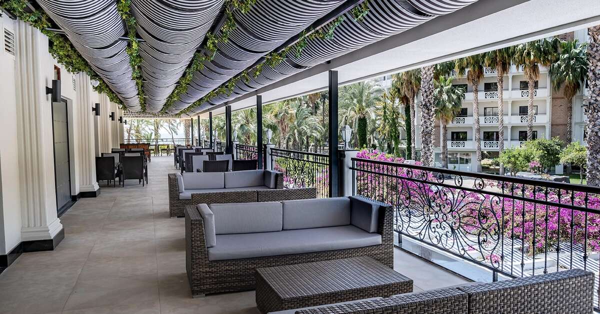 Een foto van het terras bij Utopia Resort & Residence
