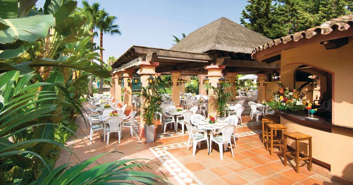 Een foto van het terras bij BlueBay Banus