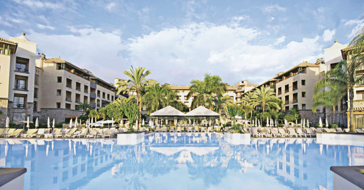 Een foto van het zwembad bij GF Gran Costa Adeje