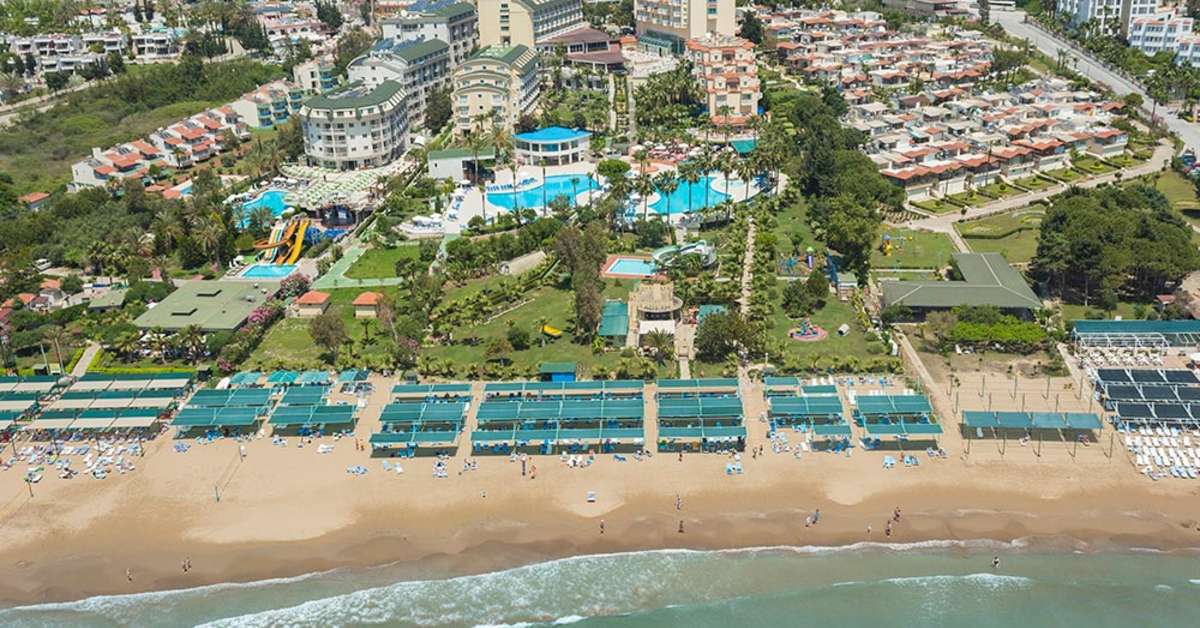 Een foto van de buitenkant van Hotel Iz Flower Side Beach