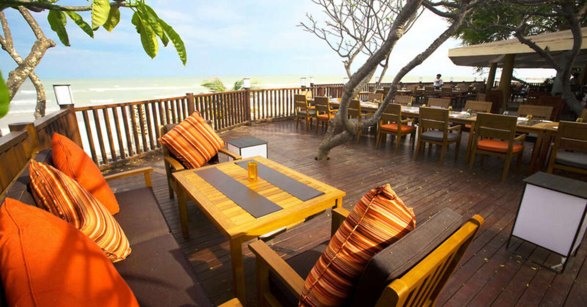 Een foto van het terras bij The Regent Cha am Beach Resort