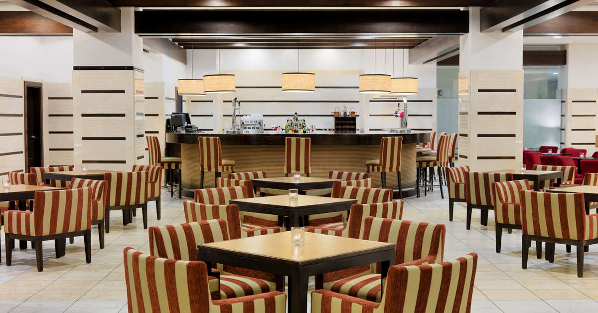 Een foto van het interieur van H10 Estepona Palace