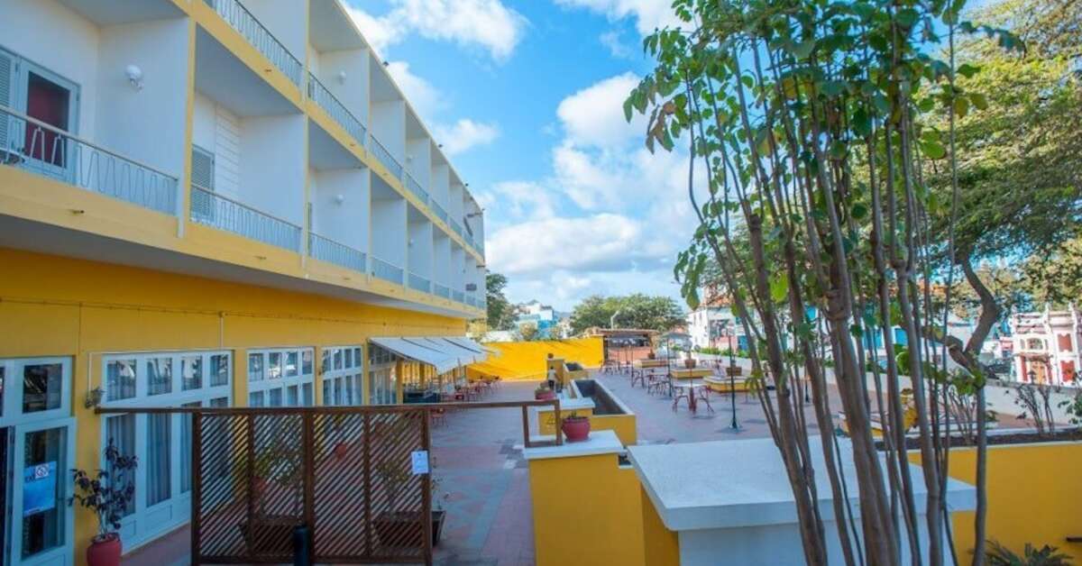 Een foto van het terras bij Oasis Porto Grande Hotel