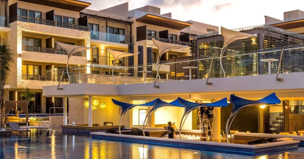 Een foto van het zwembad bij Royalton Riviera Cancun