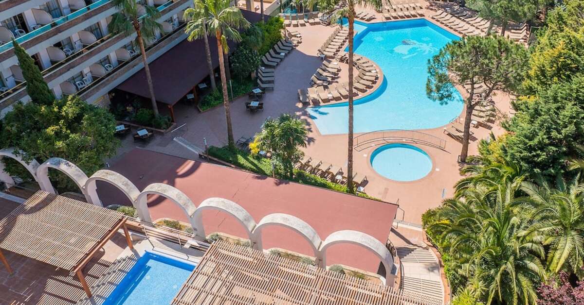 Een foto van het zwembad bij Golden Port Salou & Spa