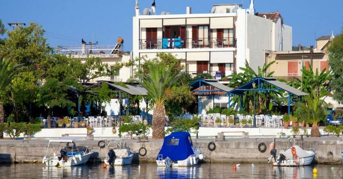 Een foto van de buitenkant van Akrogiali Hotel