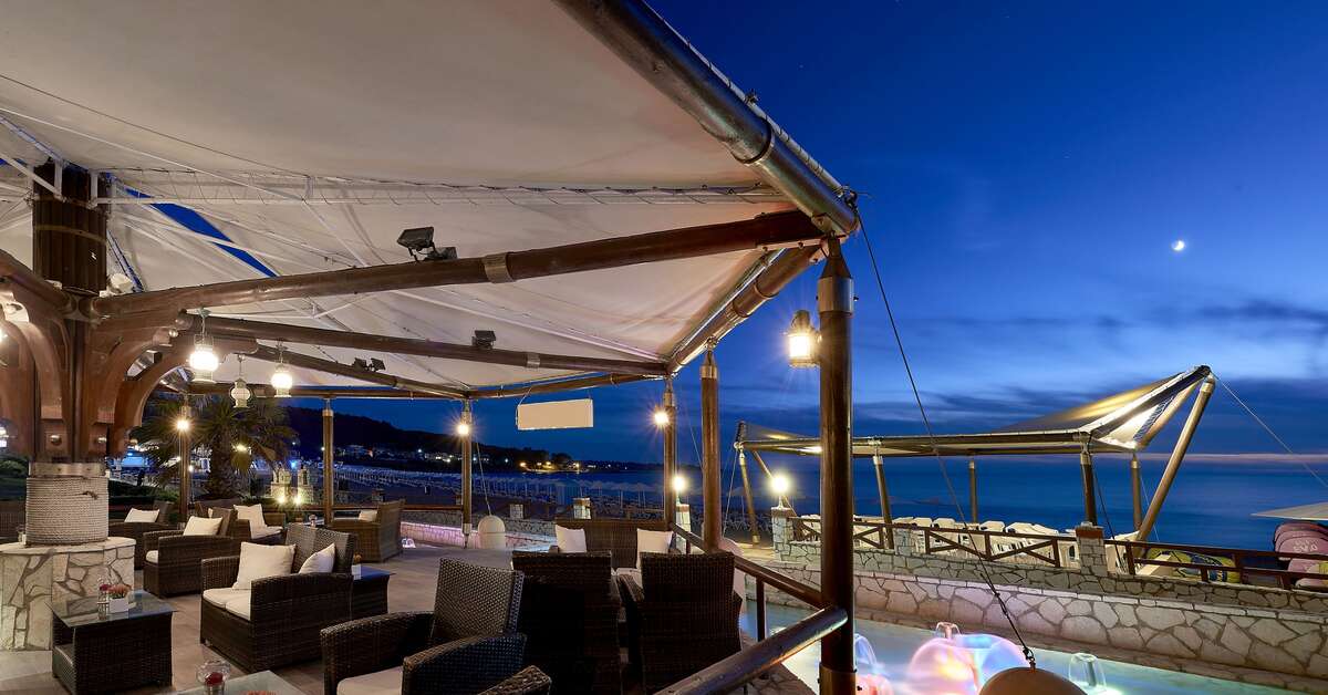 Een foto van het terras bij Aldemar Olympian Village
