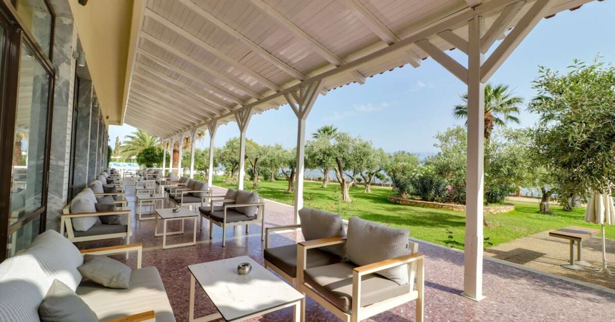 Een foto van het terras bij Calamos Beach Family Club Hotel