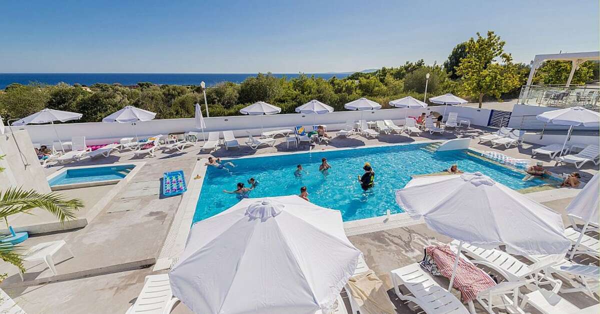 Een foto van het zwembad bij Eagles Nest Hotel