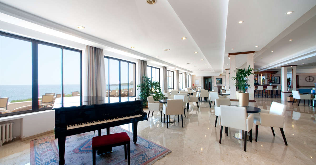 Een foto van het interieur van Grupotel Aguait Resort & Spa