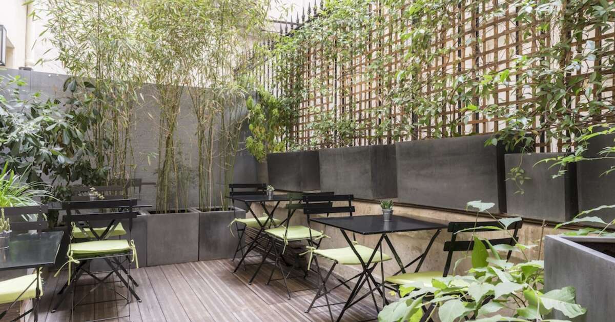 Een foto van het terras bij Hotel Basss