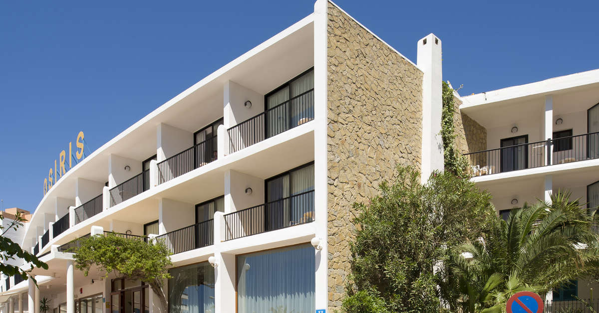 Een foto van de buitenkant van Hotel Osiris Ibiza