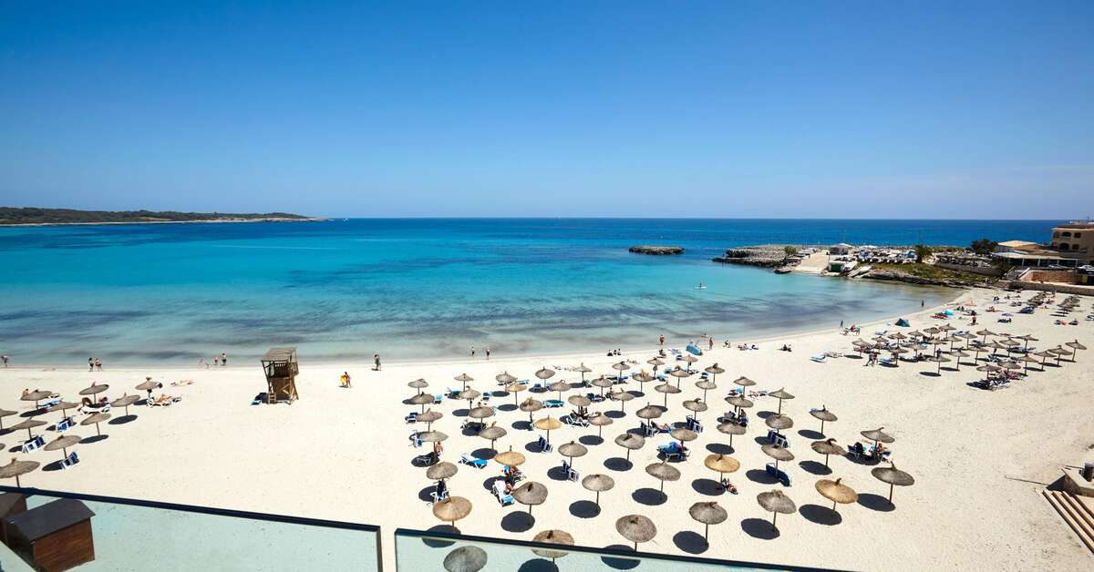 Een foto van het strand bij Universal Hotel Perla