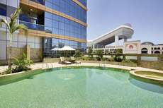 Een foto van het zwembad bij DoubleTree by Hilton Hotel & Residences Dubai Al Barsha