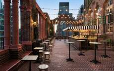 Een foto van het terras bij Pod 39 Hotel