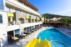 Een foto van het zwembad bij Rich Melissa Hotel & Spa