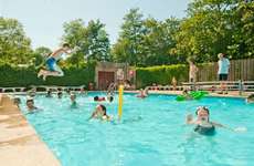 Een foto van het zwembad bij Vakantiepark Delftse Hout