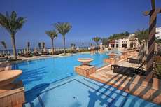 Een foto van het zwembad bij The Luxury Collection Hotel Ajman Saray