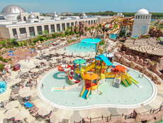 Ein Foto vom Pool im The Land of Legends Kingdom Hotel
