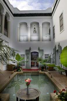 Een foto van het zwembad bij Riad Les Hibiscus