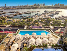 Ein Foto von der Außenansicht des Al Bandar Rotana Creek