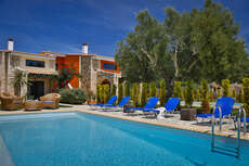 Een foto van een overzicht van Nefeli Villas & Suites